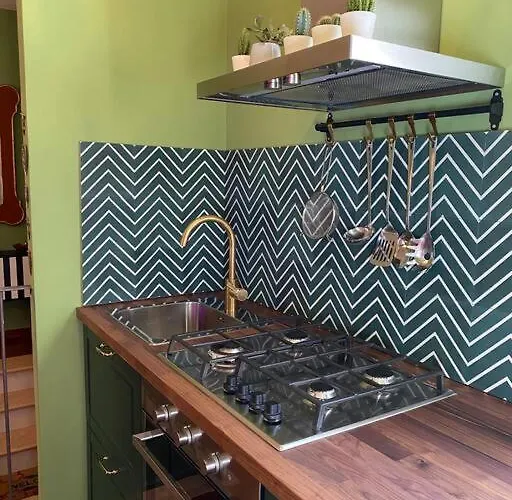 Maggie's Place With Private Backyard *